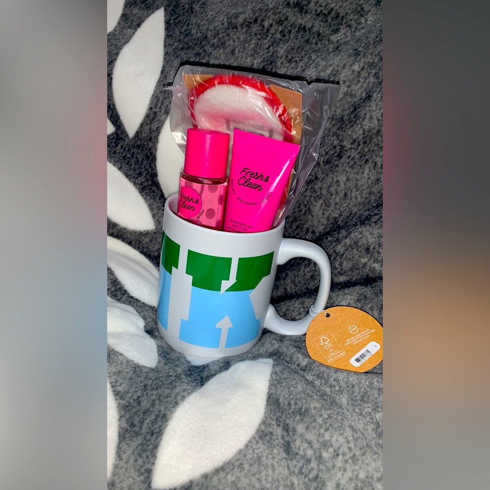 NEW VS PINK FRESH N CLEAN BIG MUG SET.